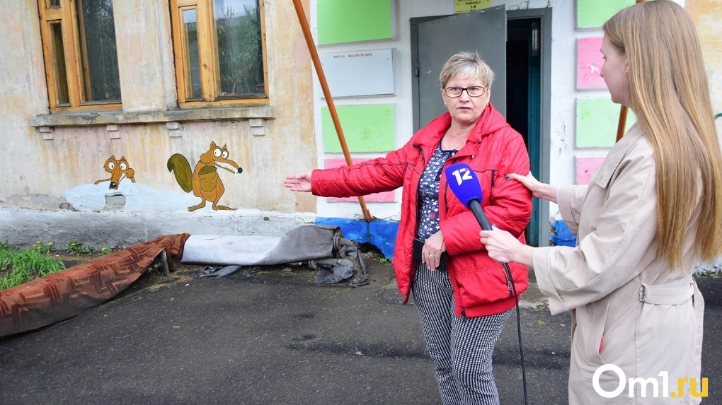 В Омске управляющая компания не дает провести капремонт 65-летнего дома с протекающей крышей