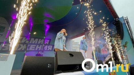 Громко и трогательно: как прошёл концерт группы «5УТРА» в Омске