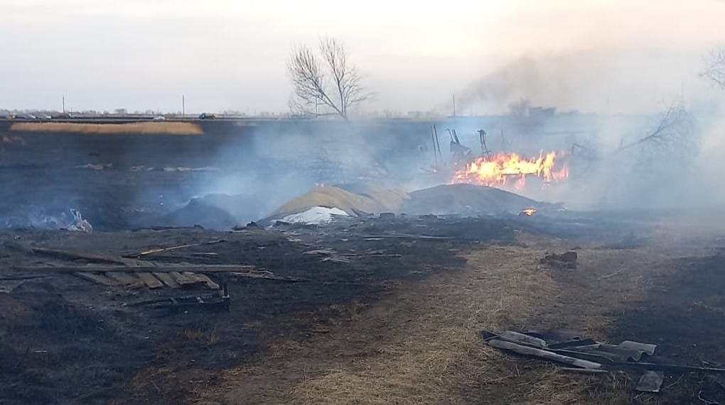 Рп 5 новосибирская. Пожары Венгеровский район Новосибирской. Пожар в деревне. Горящая деревня. Пожар в Венгеровском районе.