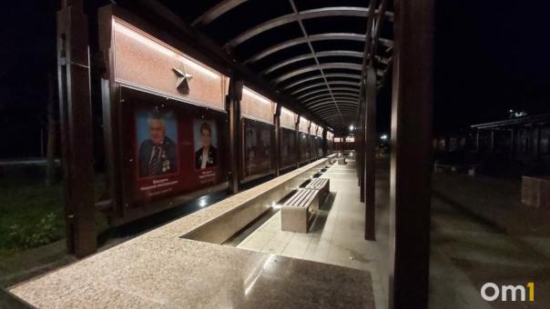 «Это особое место». В Омске начали восстанавливать гранитные плиты на бульваре Победы