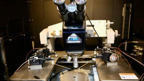 «Мемристорный эффект» в стекле: новосибирские учёные создают флешки будущего