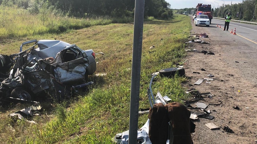 На трассе под Омском «Гранта» протаранила грузовик — погибли два человека