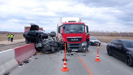 Госпитализация с тяжёлыми травмами. На трассе Омск – Тюмень легковушка с пассажирами врезалась в фуру