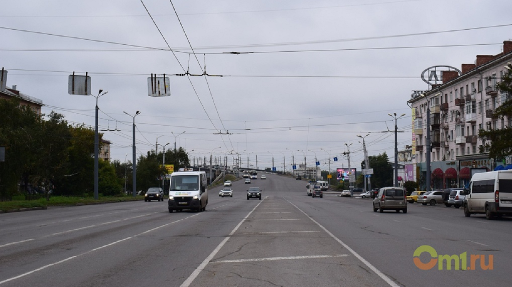 На новой развязке у Ленинградского моста в Омске застрял автобус