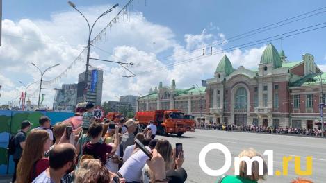 Экстренные службы продемонстрировали силу: Новосибирск увидел парад спецтехники