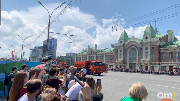 Экстренные службы продемонстрировали силу: Новосибирск увидел парад спецтехники