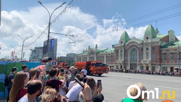 Экстренные службы продемонстрировали силу: Новосибирск увидел парад спецтехники