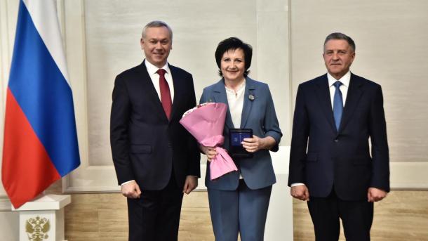 Травников, Серышев и Шимкив наградили новосибирцев за добросовестный труд