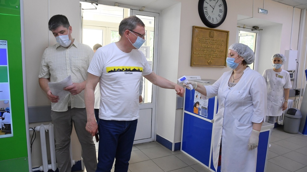 «Низкий уровень антител»: губернатор Омской области Александр Бурков готовится ревакцинироваться