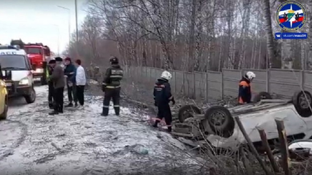 «Машина перевернулась на крышу и влетела в кладбище»: в сеть попало видео страшного ДТП в Новосибирске