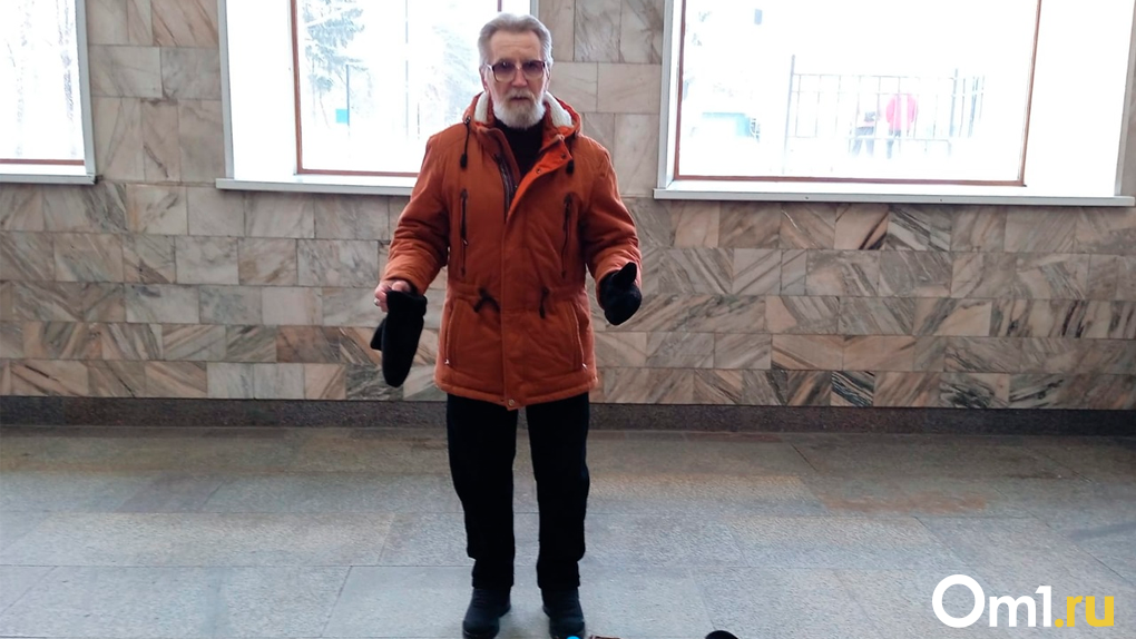 «Хорошо поставленный голос»: новосибирцев восхитил вокалист из метро на площади Ленина. ВИДЕО