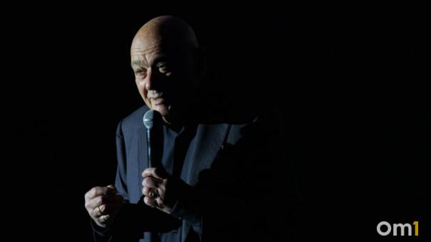 Владимир Познер приехал в Омск на премьеру фильма о возвращении «Авангарда»