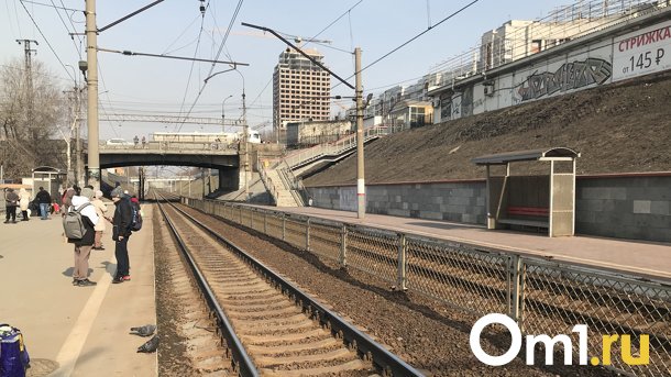 В Новосибирске подросток пережил столкновение с поездом