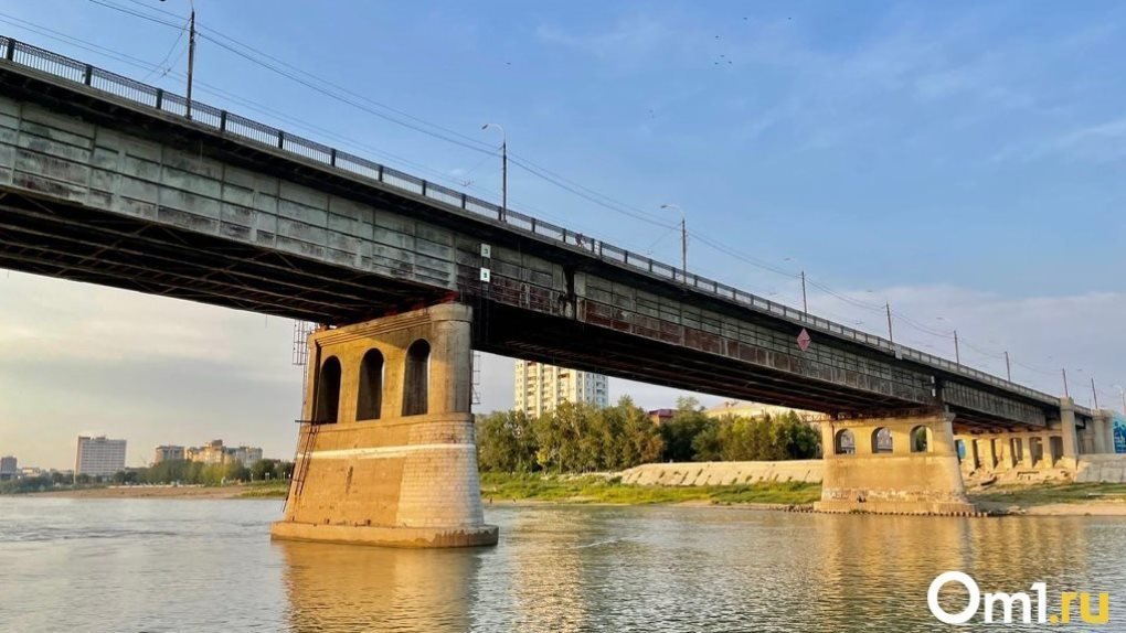Стало известно, кто оставил загадочные надписи на Ленинградском мосту в Омске
