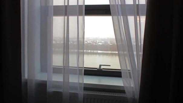 Мэрия Новосибирска предупредила об опасности открытых окон для детей в 2025 году