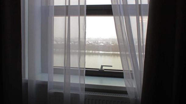 Мэрия Новосибирска предупредила об опасности открытых окон для детей в 2025 году