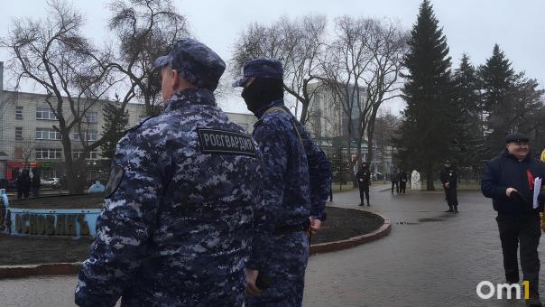 Экипаж Росгвардии помог омичу с травмой головы