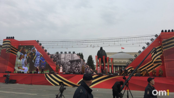 Начался концерт в честь Дня Победы на площади Ленина в Новосибирске
