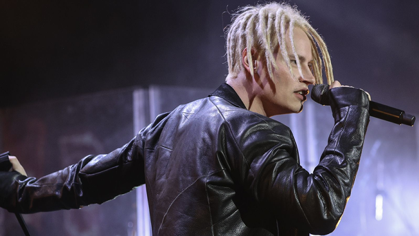 Микрофон в обтягивающих штанах певца SHAMAN удивил зрителей во время концерта