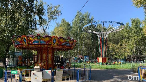 Делала «звёздочку» и оголяла живот. Очевидец – об упавшей с аттракциона омичке