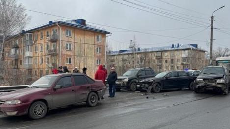 Омич на иномарке въехал в три встречных автомобиля на виадуке