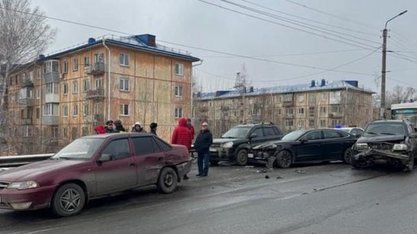 Омич на иномарке въехал в три встречных автомобиля на виадуке
