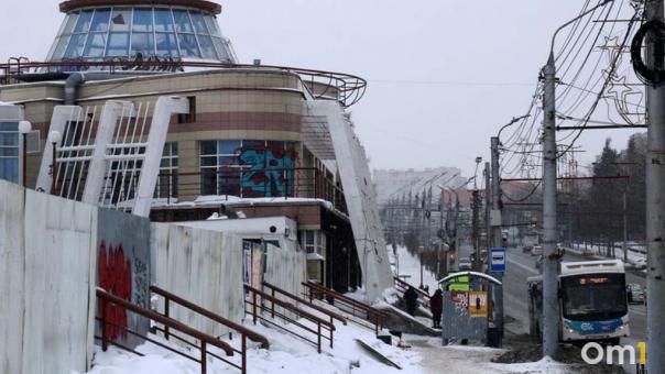 Неизвестные выбили стекло в омском автобусе во время движения