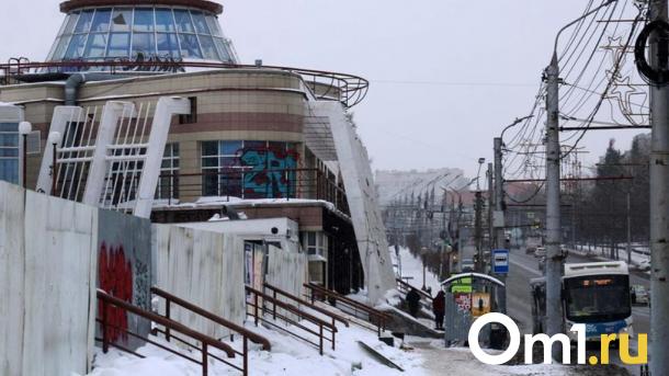 Неизвестные выбили стекло в омском автобусе во время движения