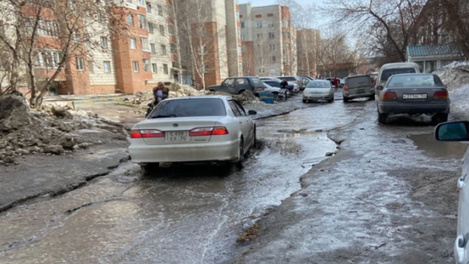 Грязевое море окружило поликлинику: новосибирцы пожаловались на огромную лужу в центре города. ФОТО