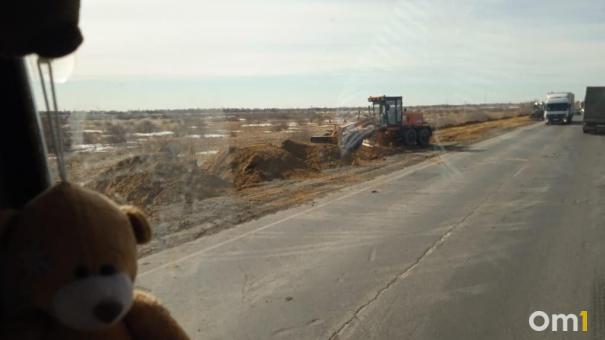 Трассу Тюмень — Омск начали обсыпать из-за угрозы повторения паводка