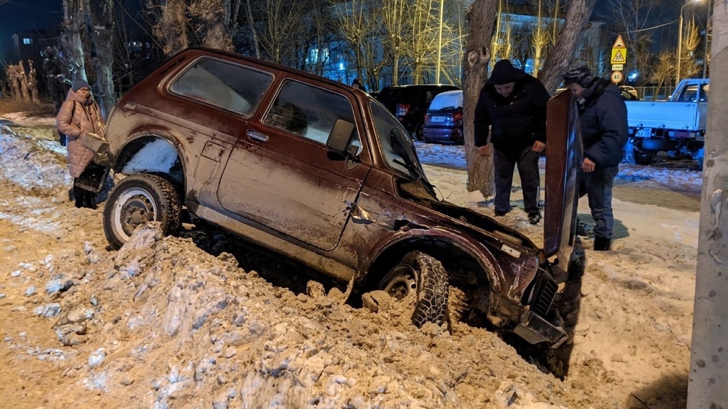 «Нива» против ГАЗели: на Московке в Омска крупная авария