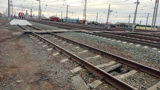 Грузовой поезд насмерть сбил 19-летнего парня в Новосибирской области