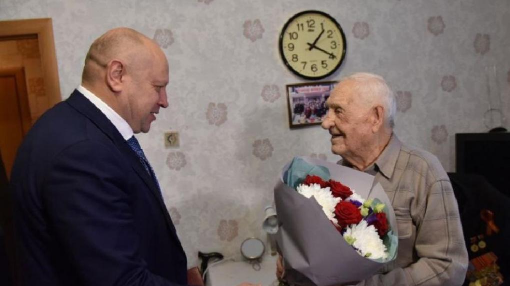 Сергей Шелест поздравил омского ветерана с днём рождения