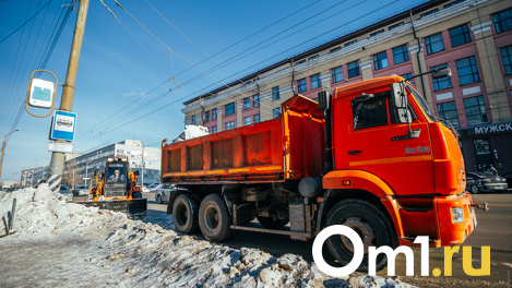 Омичам рассказали, куда следует сообщать о кучах снега, которые мешают ходить и ездить