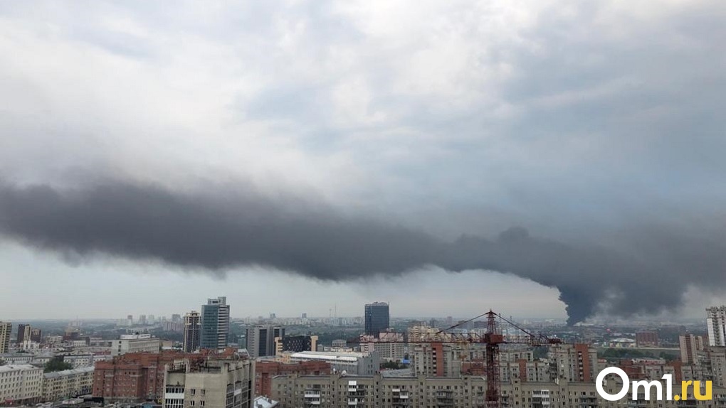 Мощный столб чёрного дыма встал над Новосибирском
