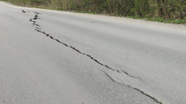 Под Омском разваливается трасса, отремонтированная год назад