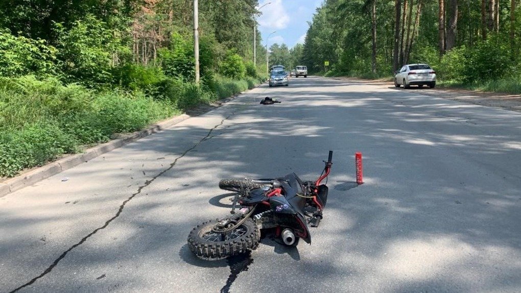 16-летний подросток на мотоцикле врезался в «Тойоту» в Новосибирске