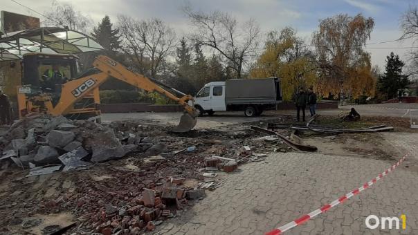 Омский суд требует снести киоски «Торгового города»