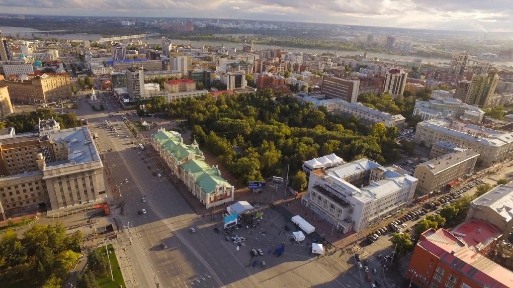 Первомайский сквер в Новосибирске обносят строительной оградой