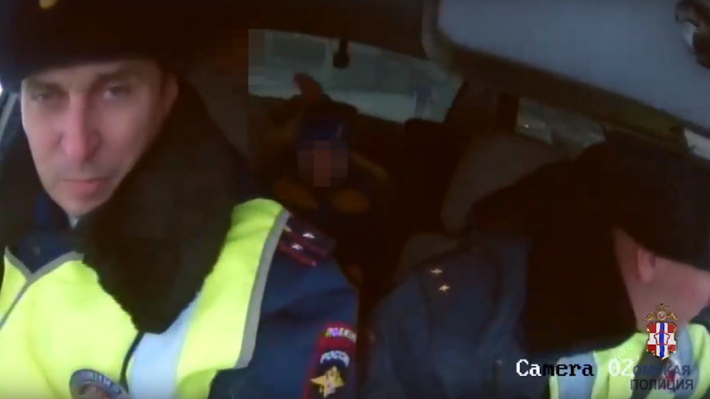 Везли под вой сирен: в Омске полицейские помогли матери спасти её маленького сына