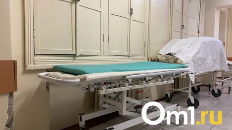 В Омске молодой парень попал в больницу с изрезанной головой и шеей