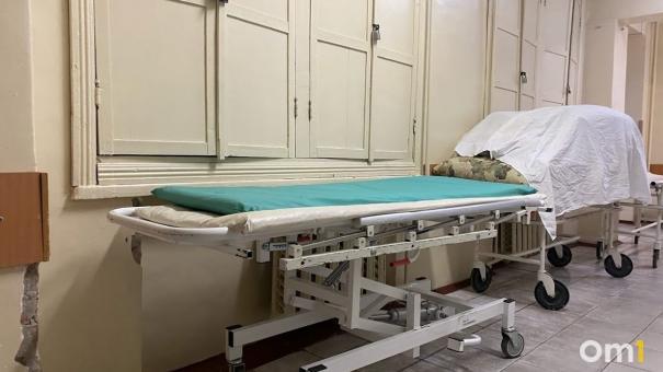 В Омске молодой парень попал в больницу с изрезанной головой и шеей