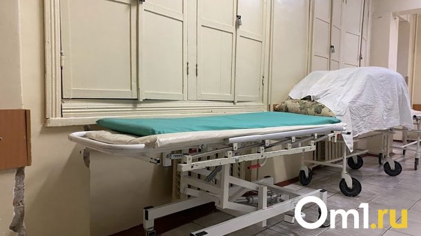 В Омске молодой парень попал в больницу с изрезанной головой и шеей