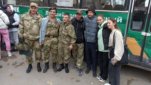 «Возвращайтесь с победой!» В Бердске проводили попавших под частичную мобилизацию мужчин