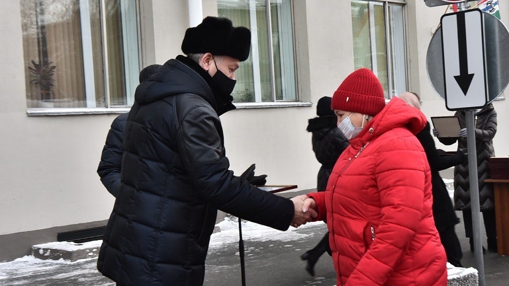 Губернатор Новосибирской области вручил медикам ключи от автомобилей скорой помощи