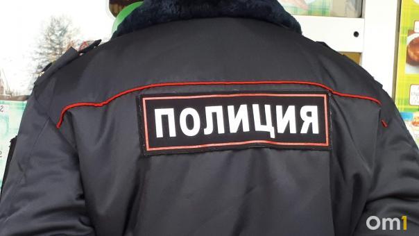 Омич пытался спасти жизнь 4-летней дочери, потерявшей сознание в автомобиле