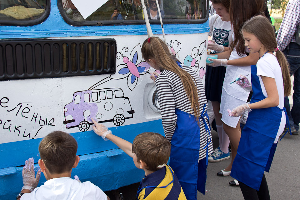 Помеха выборам. Троллейбус для детей. Автобус разрисовать детям. Тролли школа для детей троллейбус. Дети разрисовали остановку на тему школы.