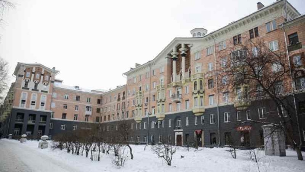 Сталинку с античными балконами отреставрировали в Новосибирске