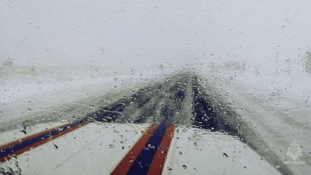 Омичи застревают и замерзают на трассах во время снежной бури