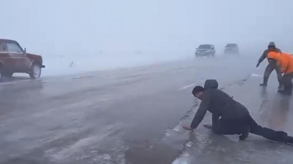 Видео со шквалистым ветром и обледенелой дорогой на трассе Омск – Павлодар оказалось фейком